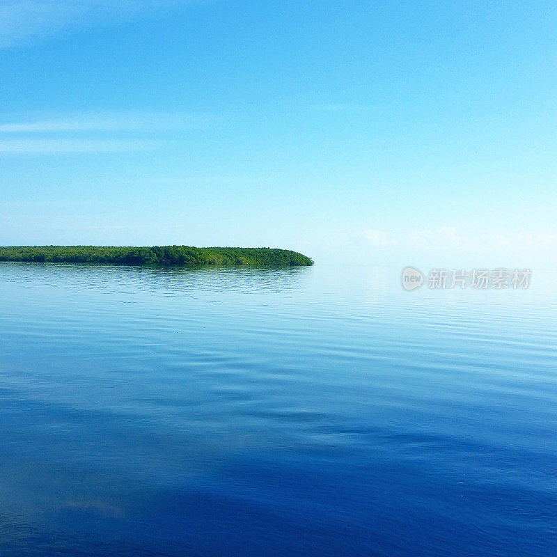 风景优美的蓝色比斯坎湾国家公园水佛罗里达