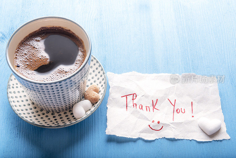 咖啡杯和可爱的感谢信