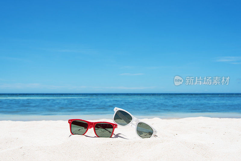 在阳光明媚的海滩上享受夏日时光