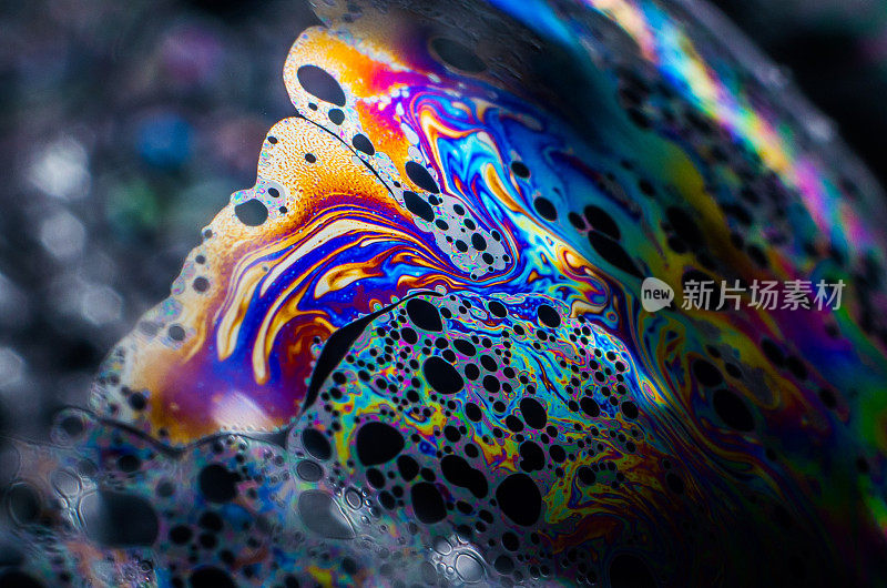 这是由光在肥皂泡表面形成的美丽的迷幻抽象