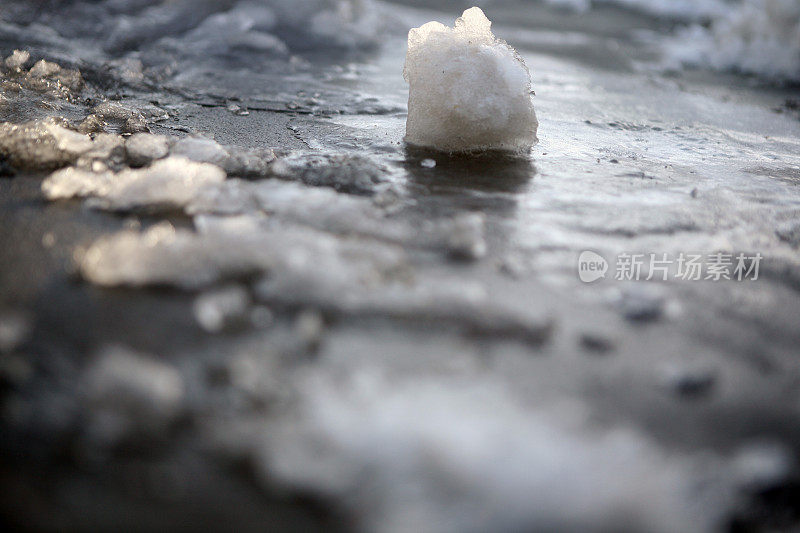 汽车轮胎上的积雪痕迹