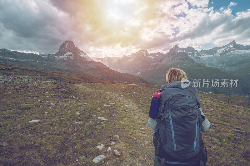 徒步旅行的女孩要去瑞士马特洪峰