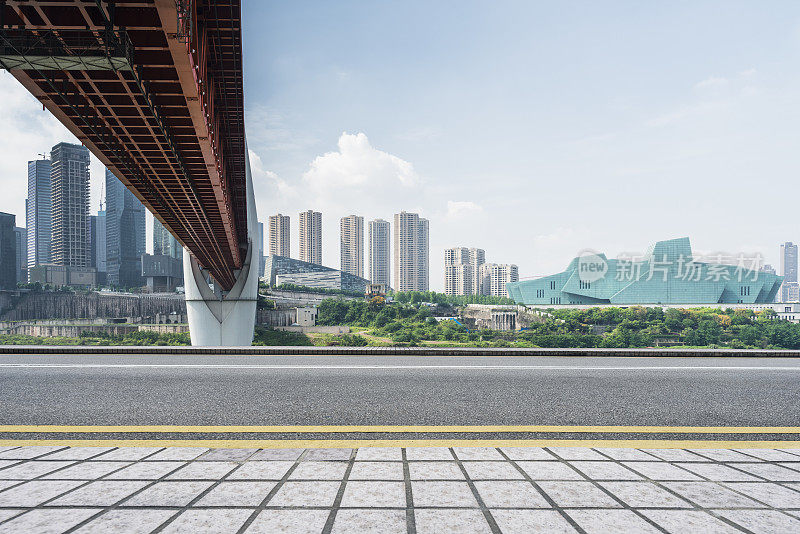 现代城市天际线和空旷的城市道路