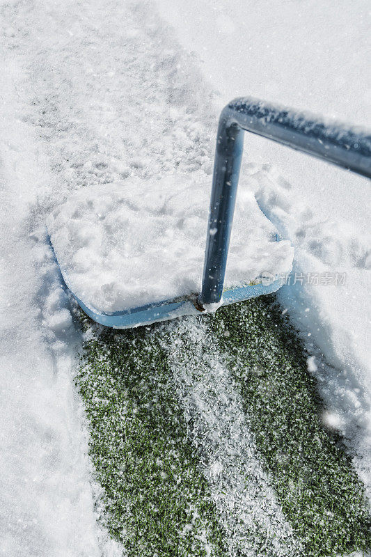 在运动场的院子里清理积雪的雪铲