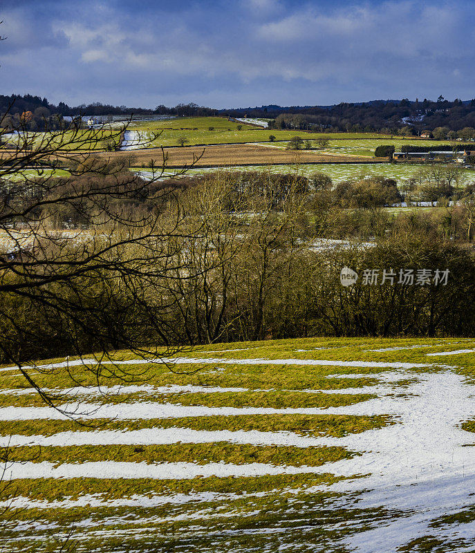 英国中部伍斯特郡的乡村农田，雪地，霜冻，冰雪，冬天的风景