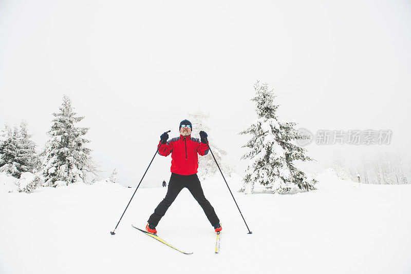 年长男子越野滑雪在欧洲阿尔卑斯山