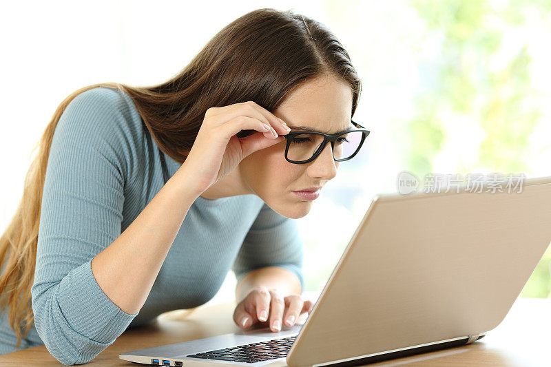 有视力问题的妇女阅读在线内容