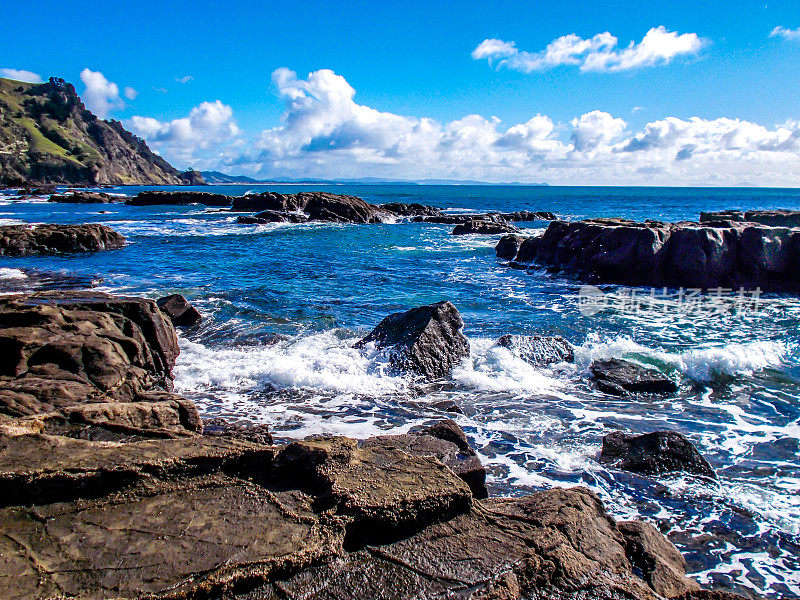新西兰山羊岛，海浪拍打着海岸