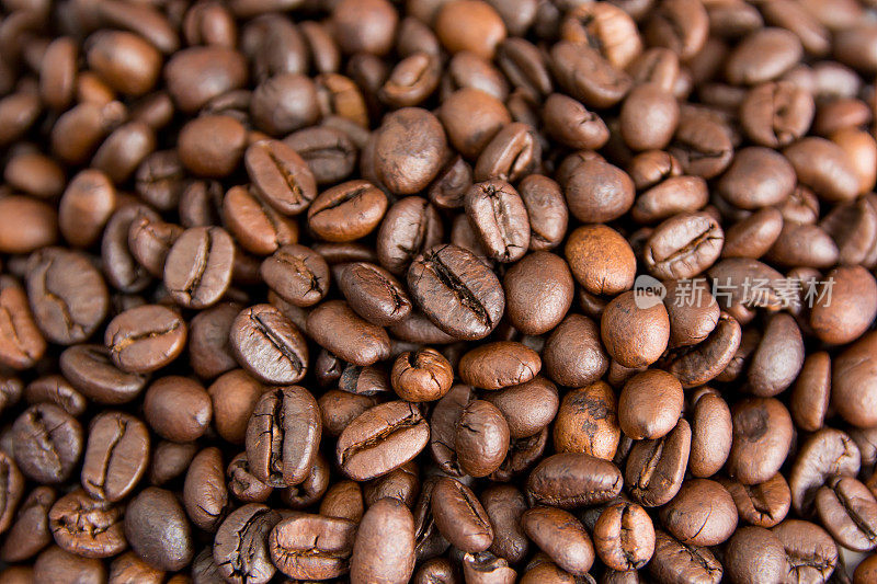 烘培咖啡豆的背景，棕色咖啡豆可以作为背景