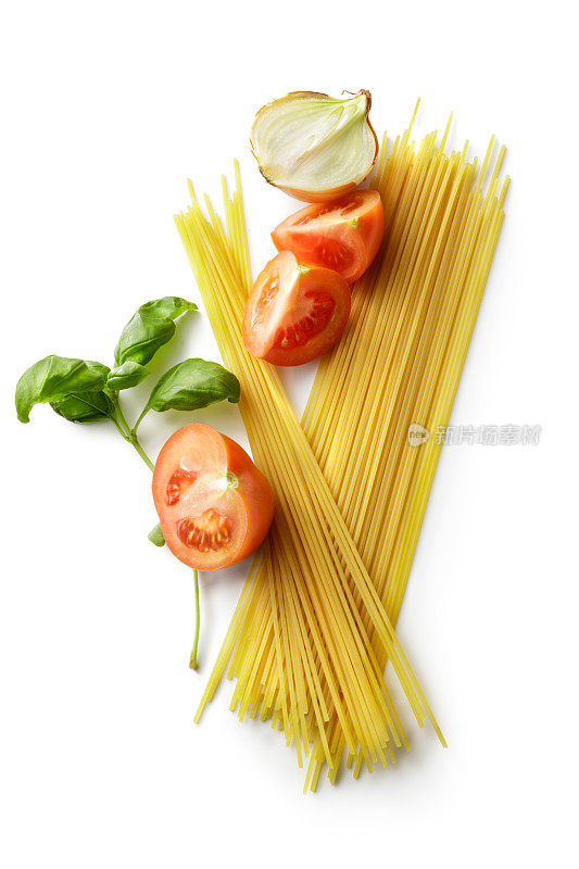 意大利菜:意大利面条，番茄，洋葱和罗勒孤立的白色背景