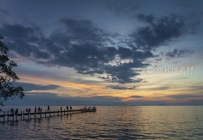 游客在柬埔寨海岸的kep镇码头欣赏日落