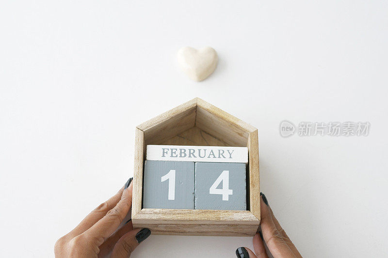 白色心形的木制玩具，表达爱意;情人节的概念