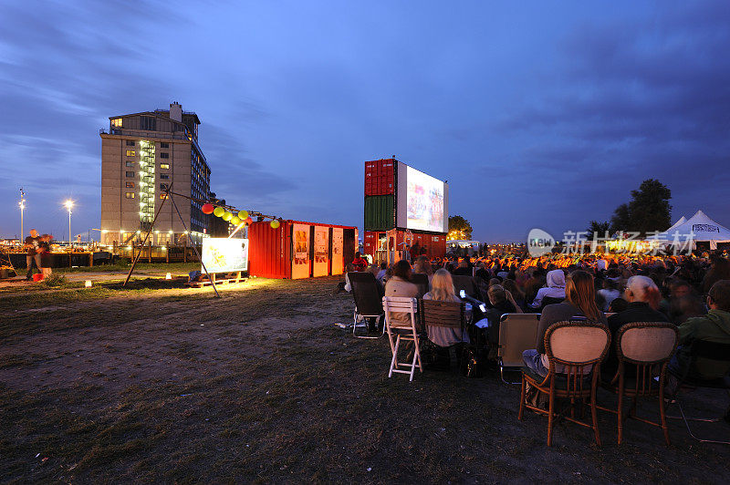 在阿姆斯特丹，一群人在享受露天电影节