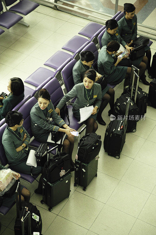 长荣航空的乘务员在素万那普机场的登机口。