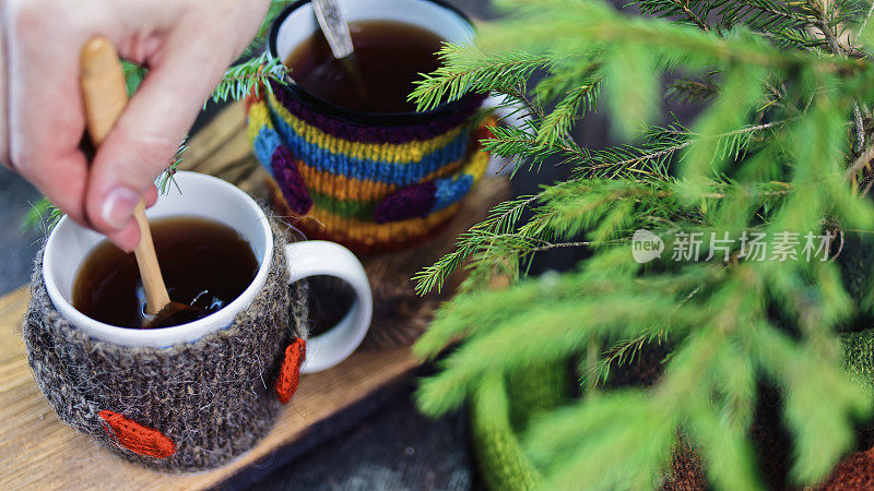 圣诞树下的茶