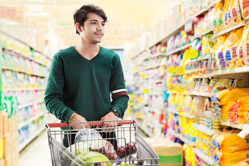 亚洲男人选择在超市购买