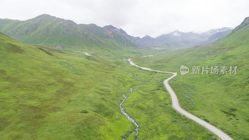 一条高速公路蜿蜒穿过山脉之间的阿拉斯加通道