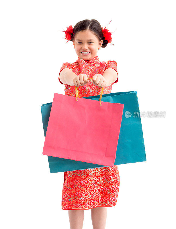 中国新年小孩女人的概念，孤立的亚洲女人穿着红色衣服(旗袍)拿着购物袋