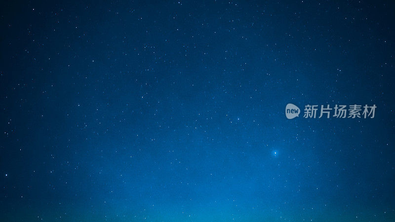 2017年11月18日，东北地区的夜空中出现了明亮的小星星和特殊的观赏狮子座流星雨