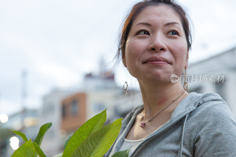 女人带着植物