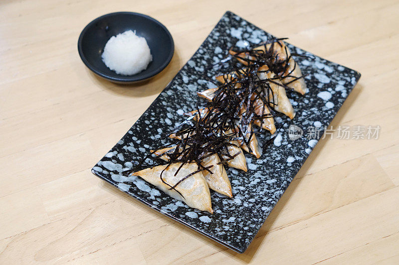 自制饺子——日本煎饺子，猪肉上面放海带片。