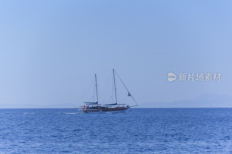 在土耳其穆格拉的波德鲁姆湾，传统的帆船在蓝色之旅中航行