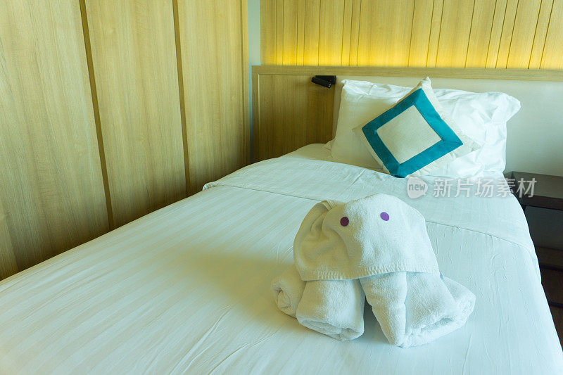 双人床上的大象毛巾