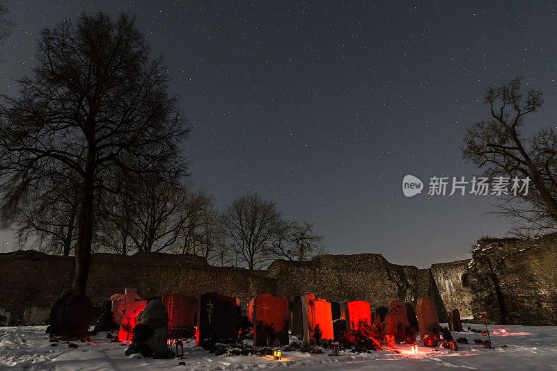 老墓地在冬天的夜晚有月亮和星星，德国
