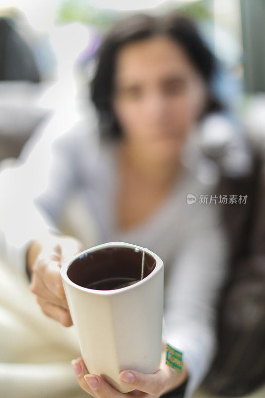 给一个生病的女人倒杯茶