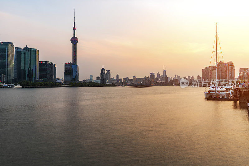 夕阳下的上海天际线