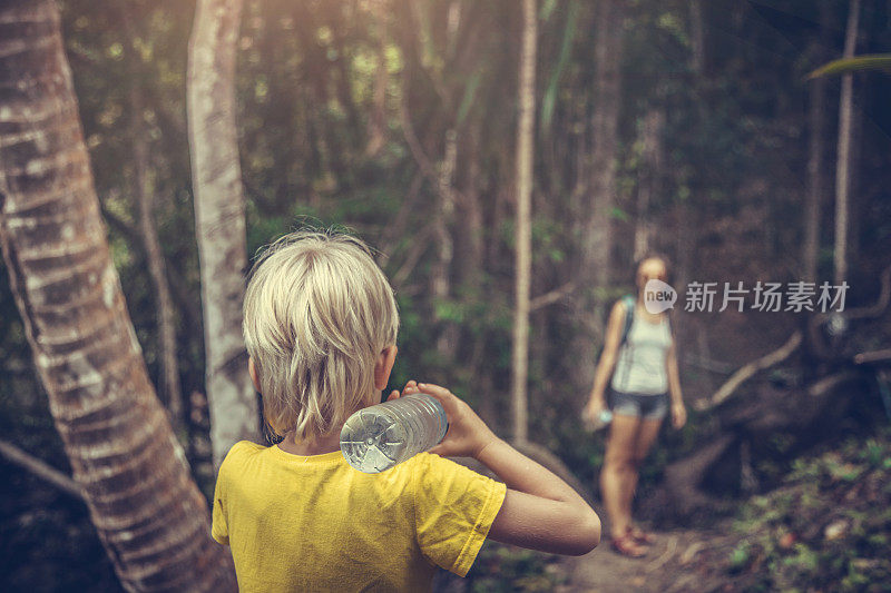 背包客在热带雨林