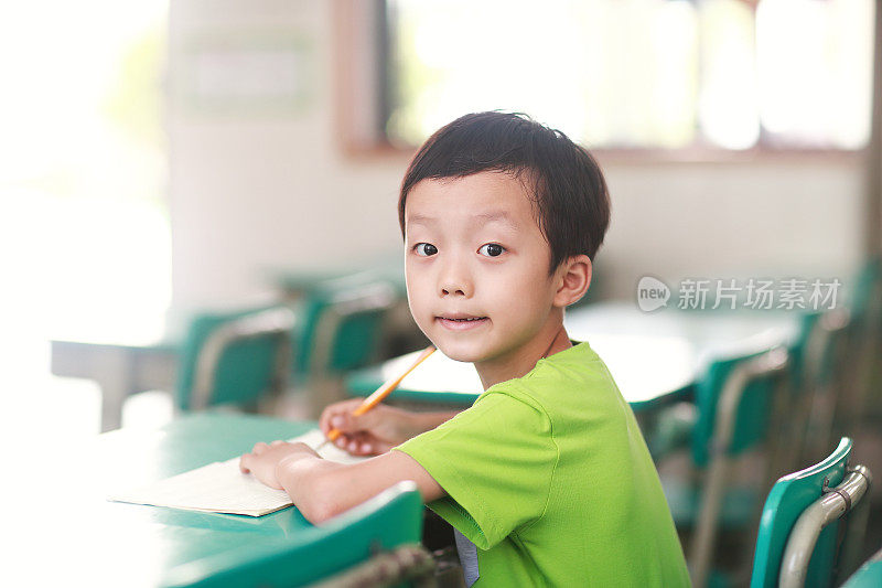 中国孩子在教室的课桌上工作