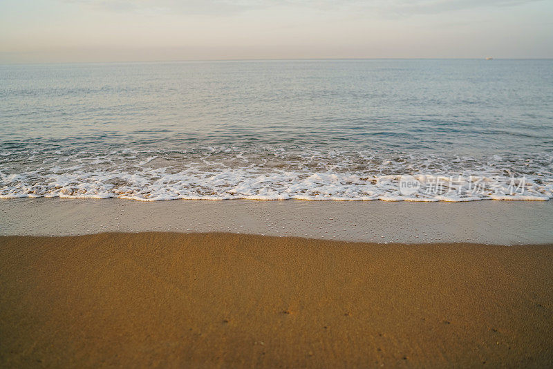 沙滩上海浪般的海水