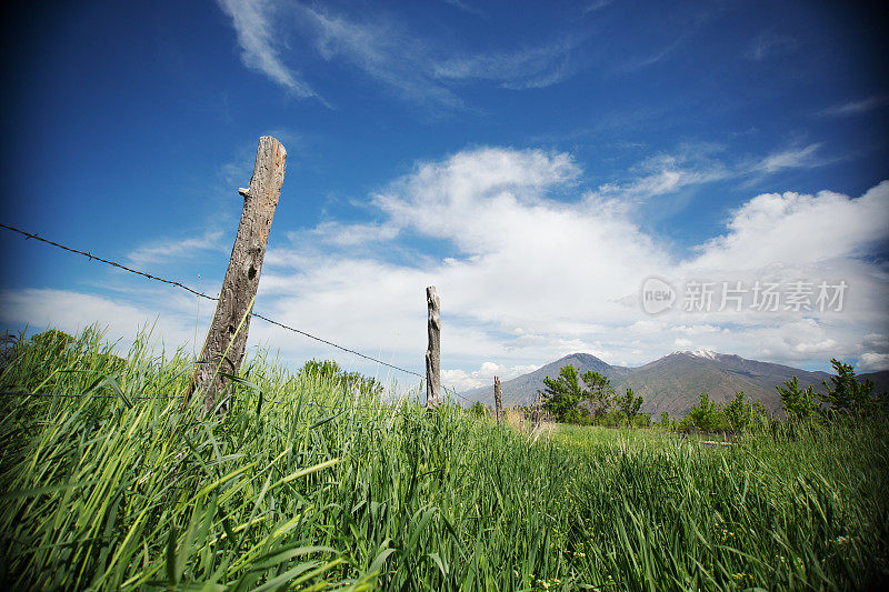 犹他州中部乡村篱笆的广角景观