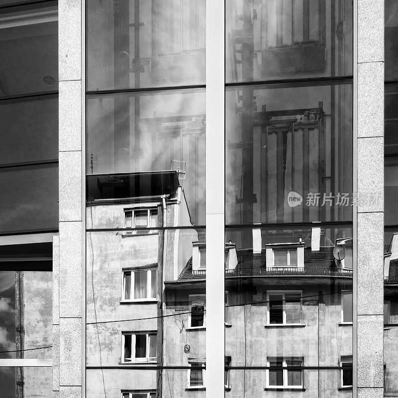 窗户中建筑物的倒影