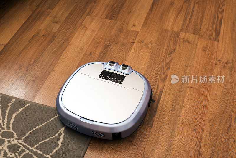 机器人真空吸尘器在强化木地板和地毯清洁