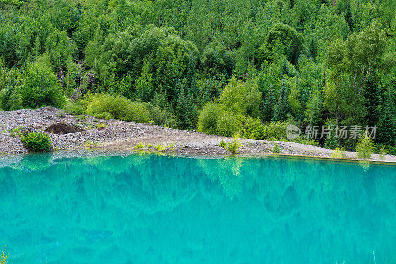 蓝绿色湖