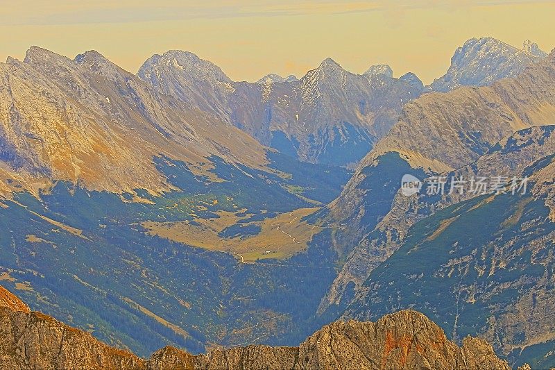 上面的山谷-卡温德尔戏剧性的风景在巴伐利亚阿尔卑斯，德国