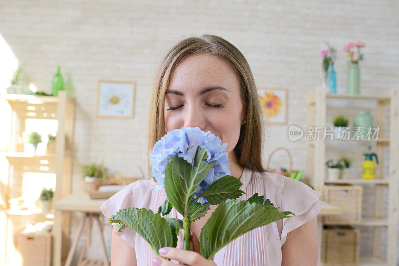 享受花香的女人