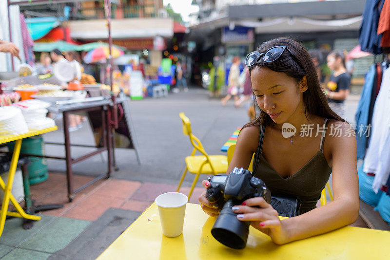 年轻美丽的多民族旅游女人的肖像探索曼谷的城市泰国