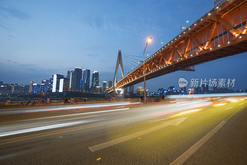 中国重庆千石门大桥夜间交通道路