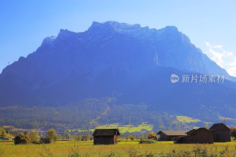 Zugspitze和Waxenstein尖塔:从与德国接壤的奥地利埃尔瓦尔德观看