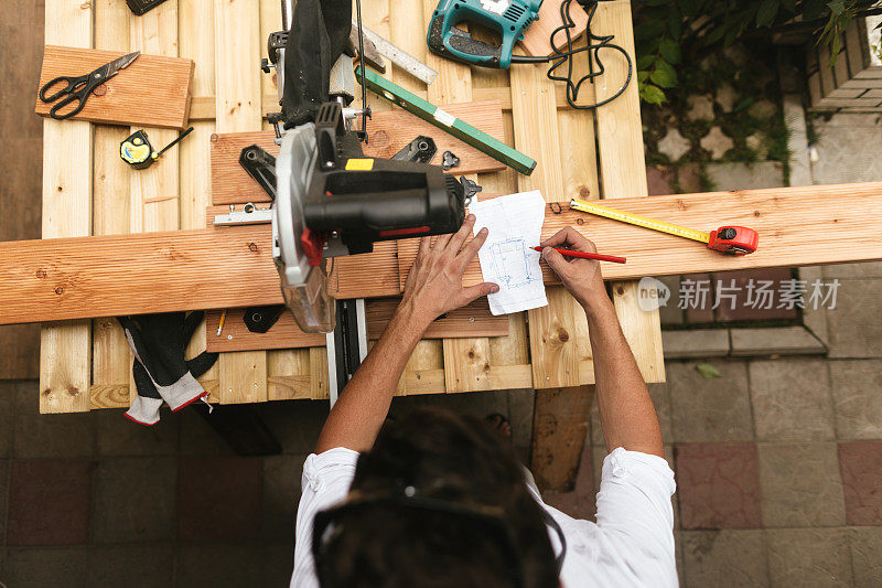 一个正在DIY木工项目的年轻人