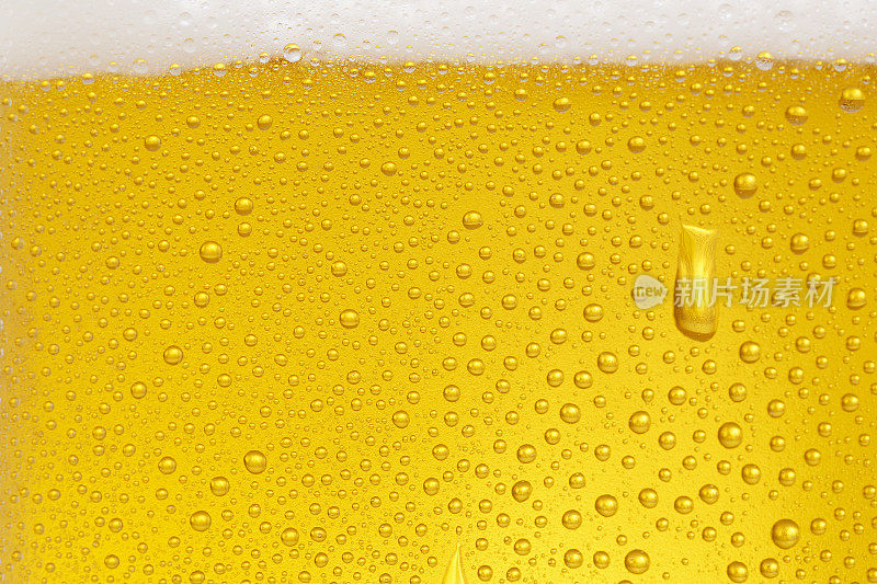 啤酒的背景。冰镇啤酒杯与水珠凝结