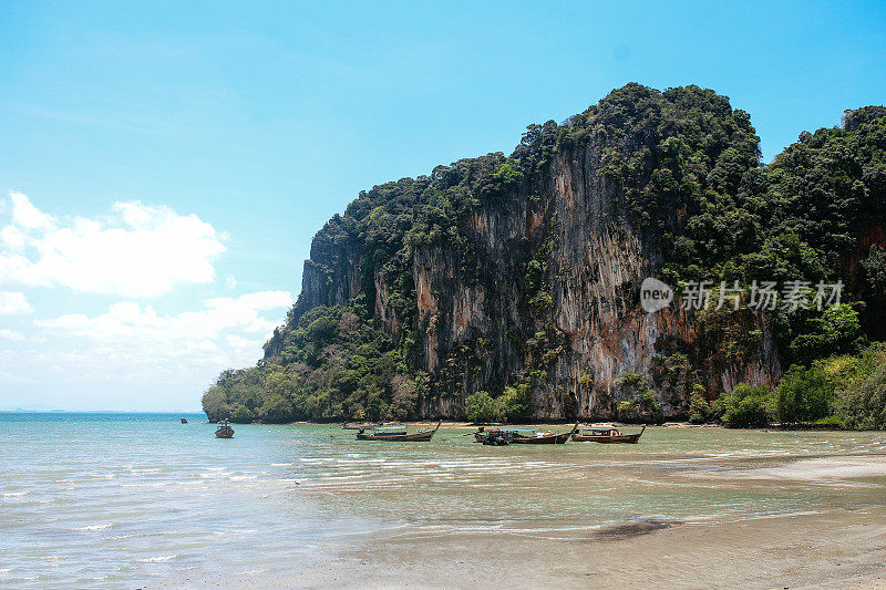泰国甲米省著名的拉伊海滩旁的悬崖