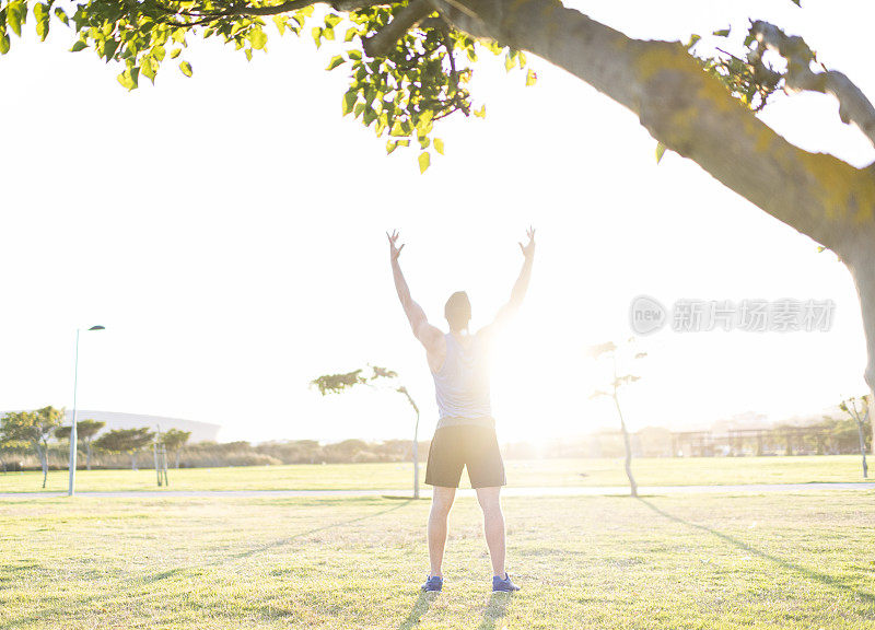 双臂举起迎接日出