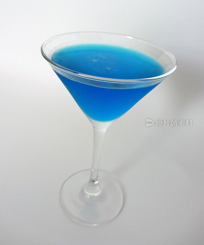 蓝色的马提尼鸡尾酒