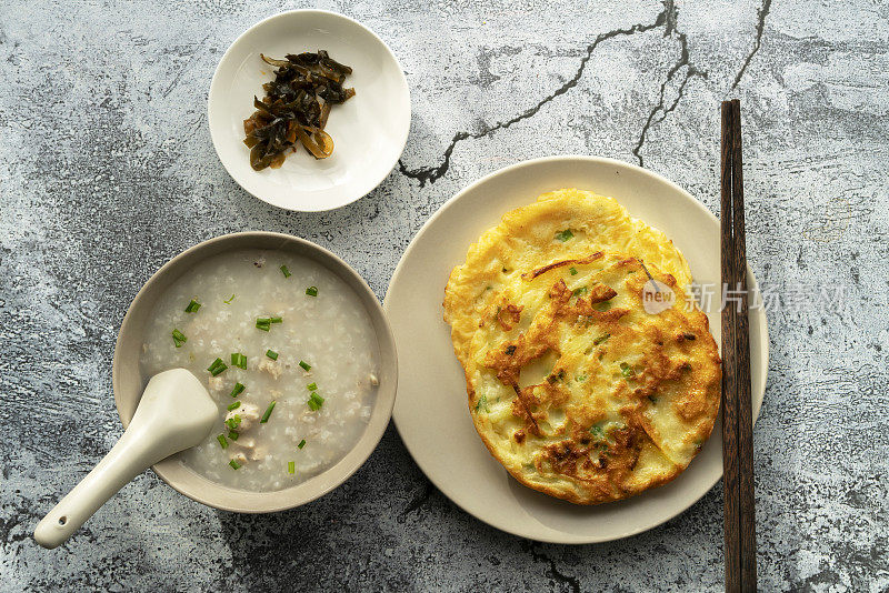 炸土豆煎饼和美味的鸡肉粥