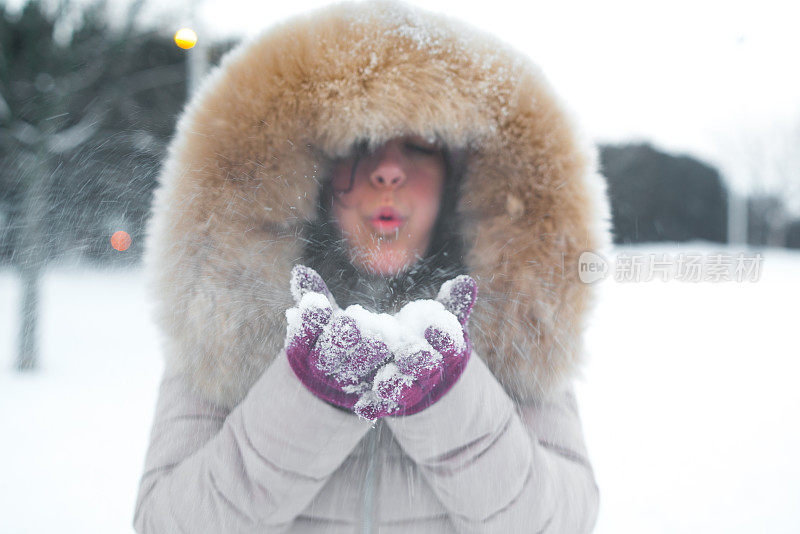 女人喜欢在户外玩雪。