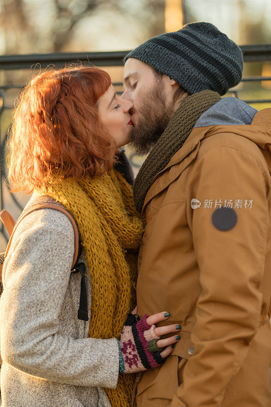 在公园里热吻的情侣。